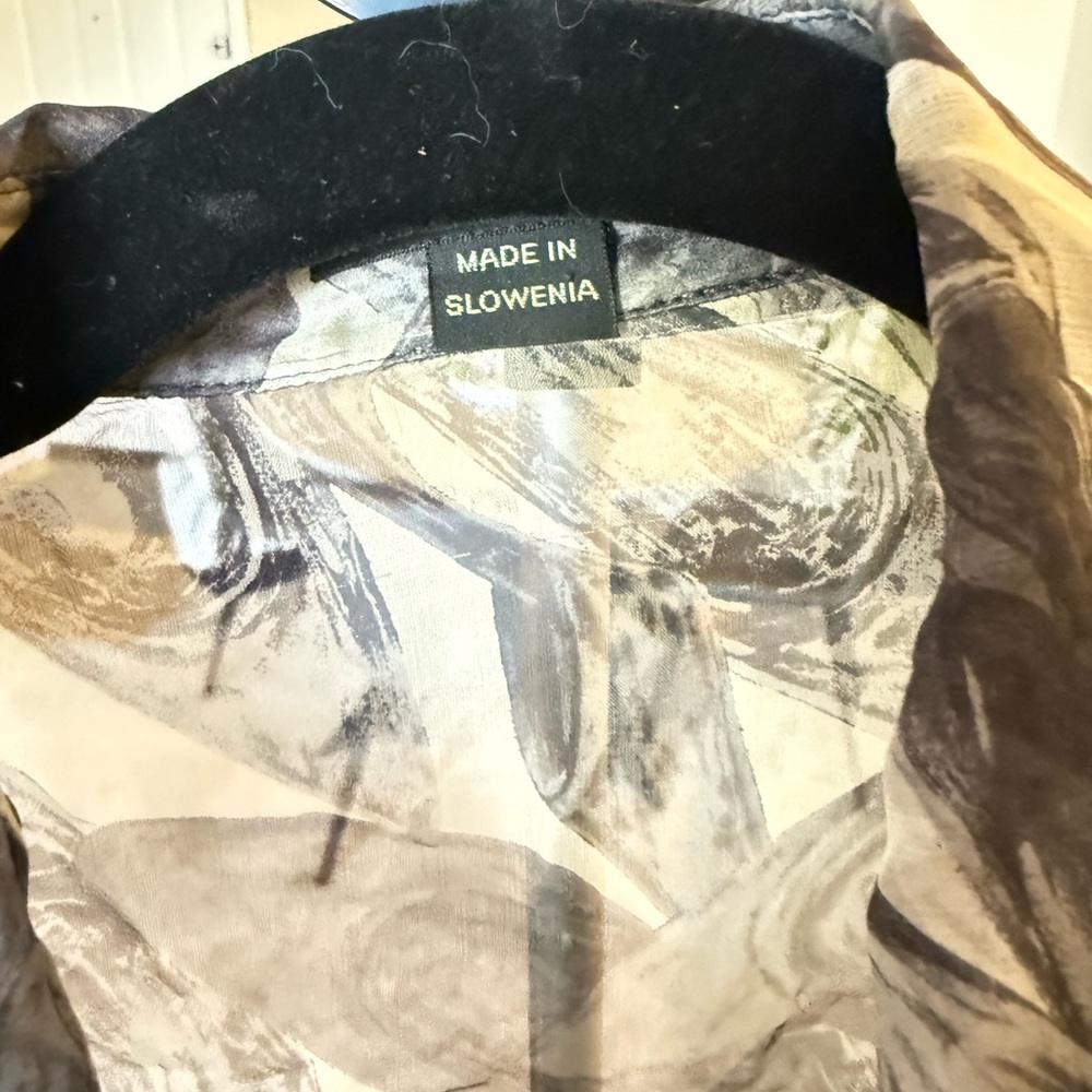 Sheer Abstract Two Piece Button-Up Blouse - Picture 13 of 13